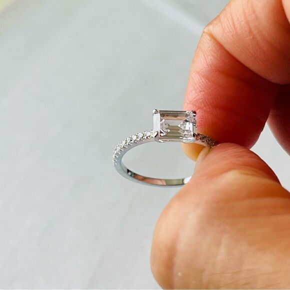 1.00CT Ring Emerald cut Rhodium Plated Cubic zirconia - Picture 5 of 5